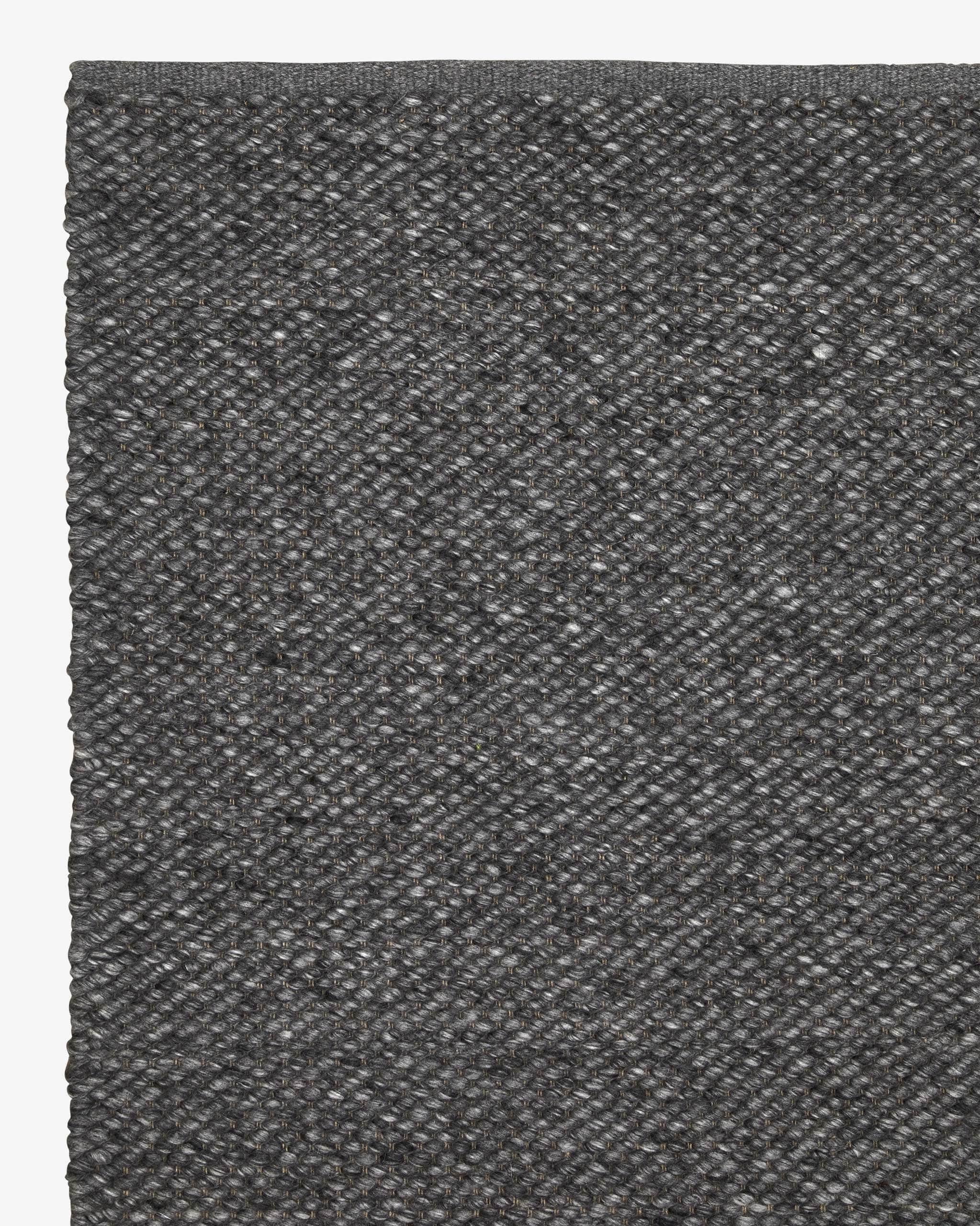 6'7" x 9'10" / Charcoal