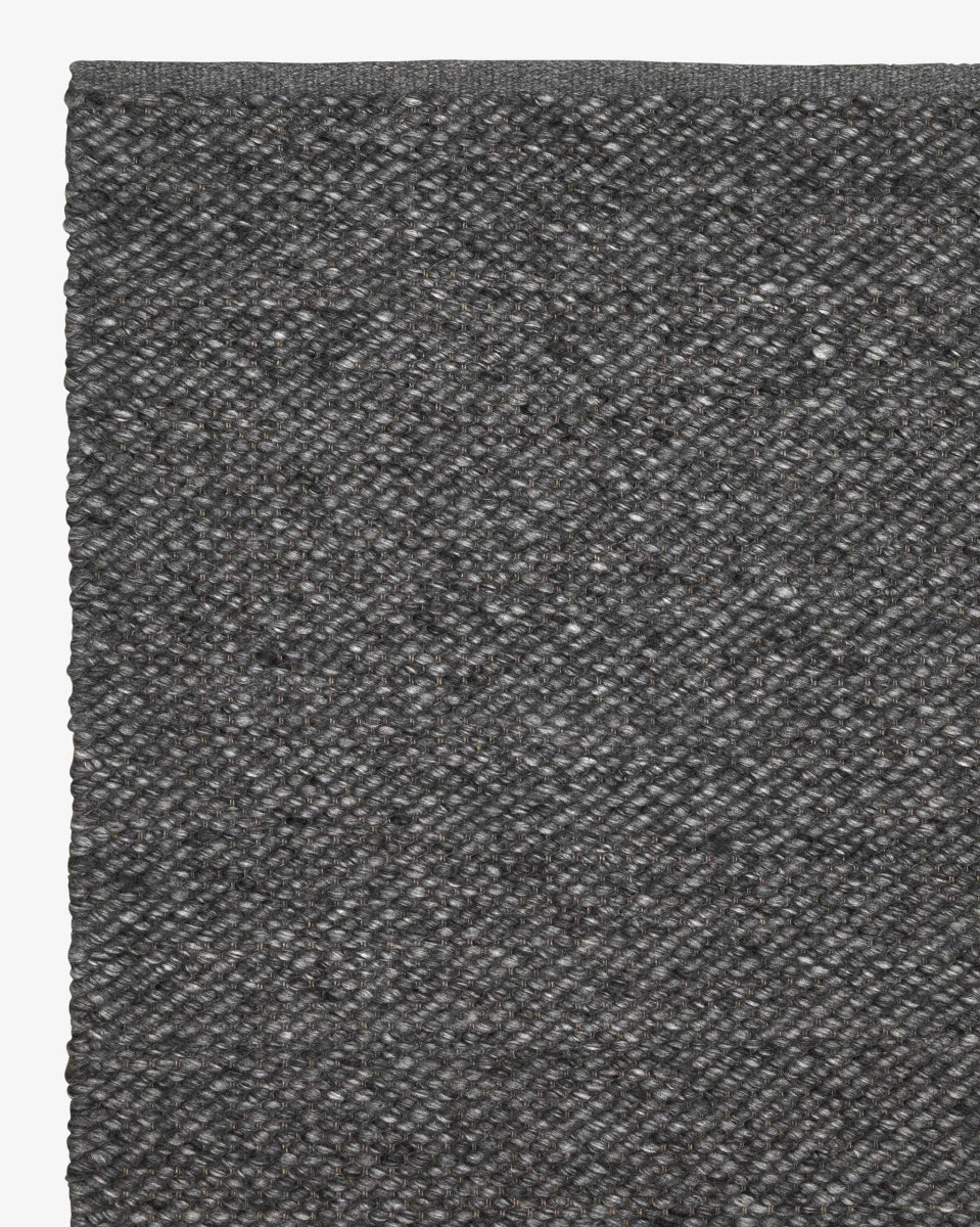 5'7" x 7'10" / Charcoal