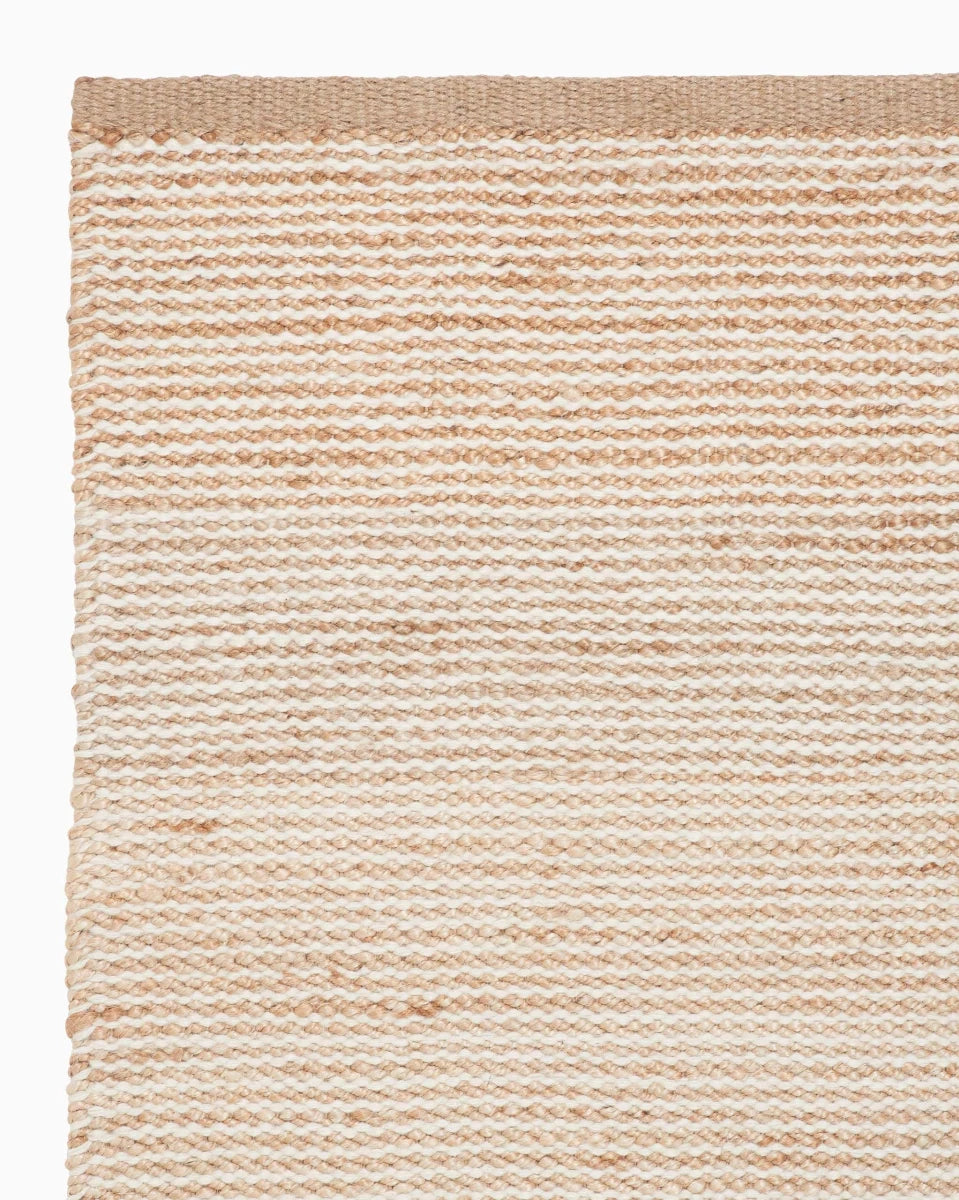 6'7" x 9'10" / Natural & White