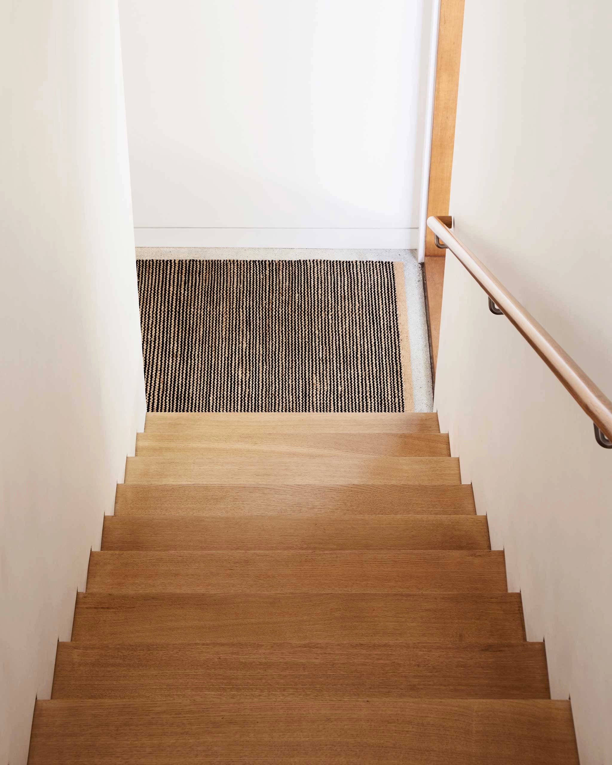 2'7" x 6' / Natural & Black