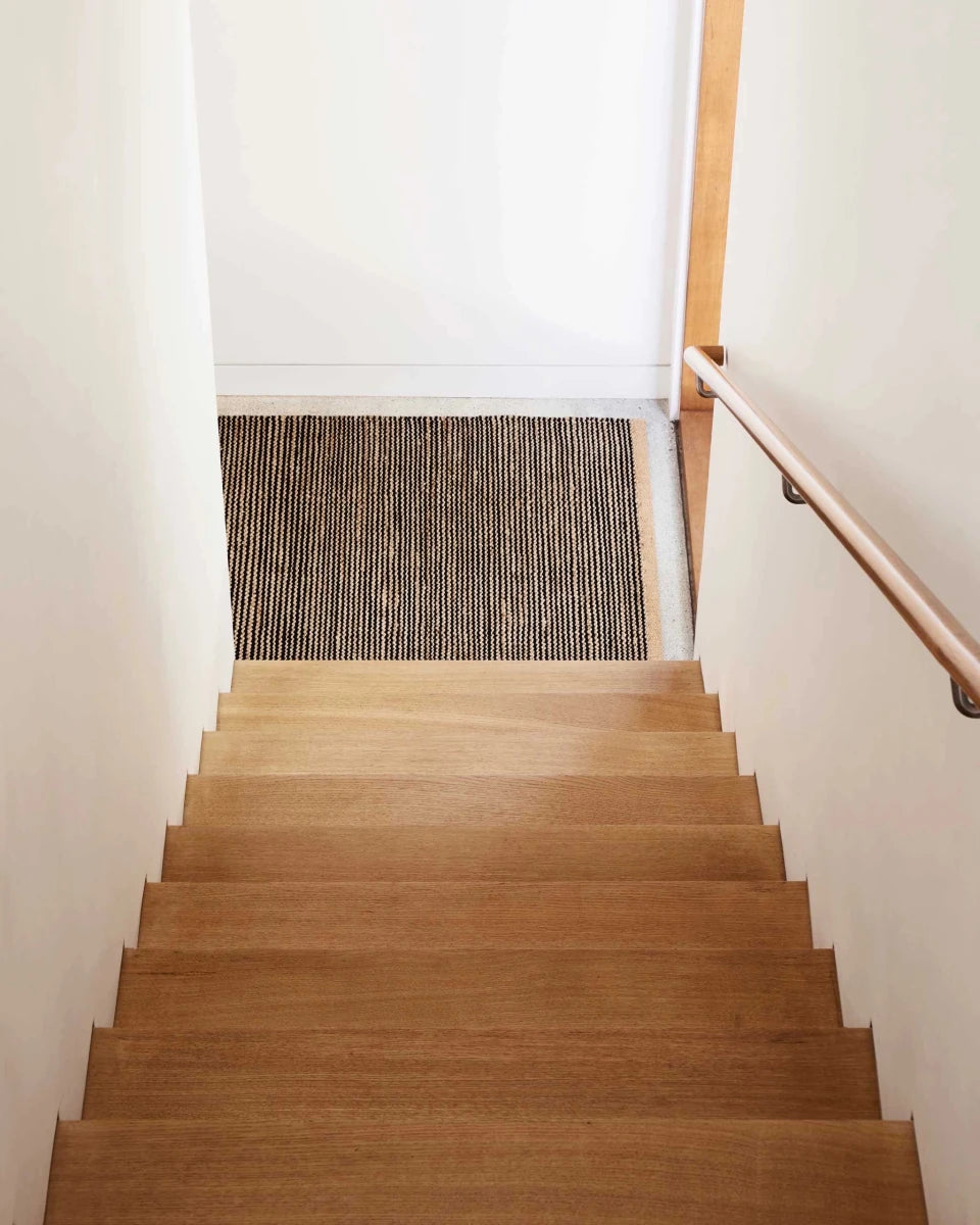 2'7" x 6' / Natural & Black