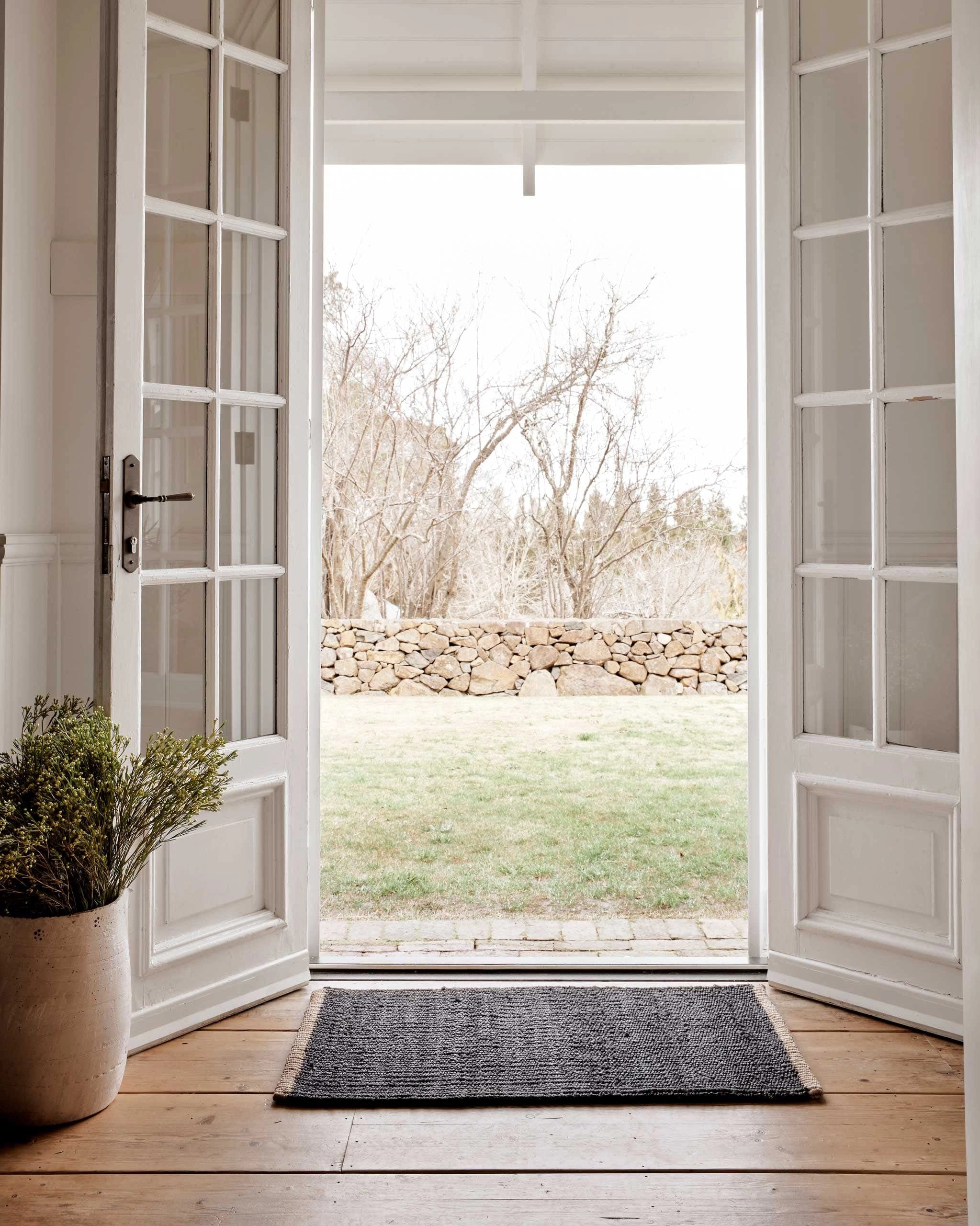 2' x 3'3" / Charcoal