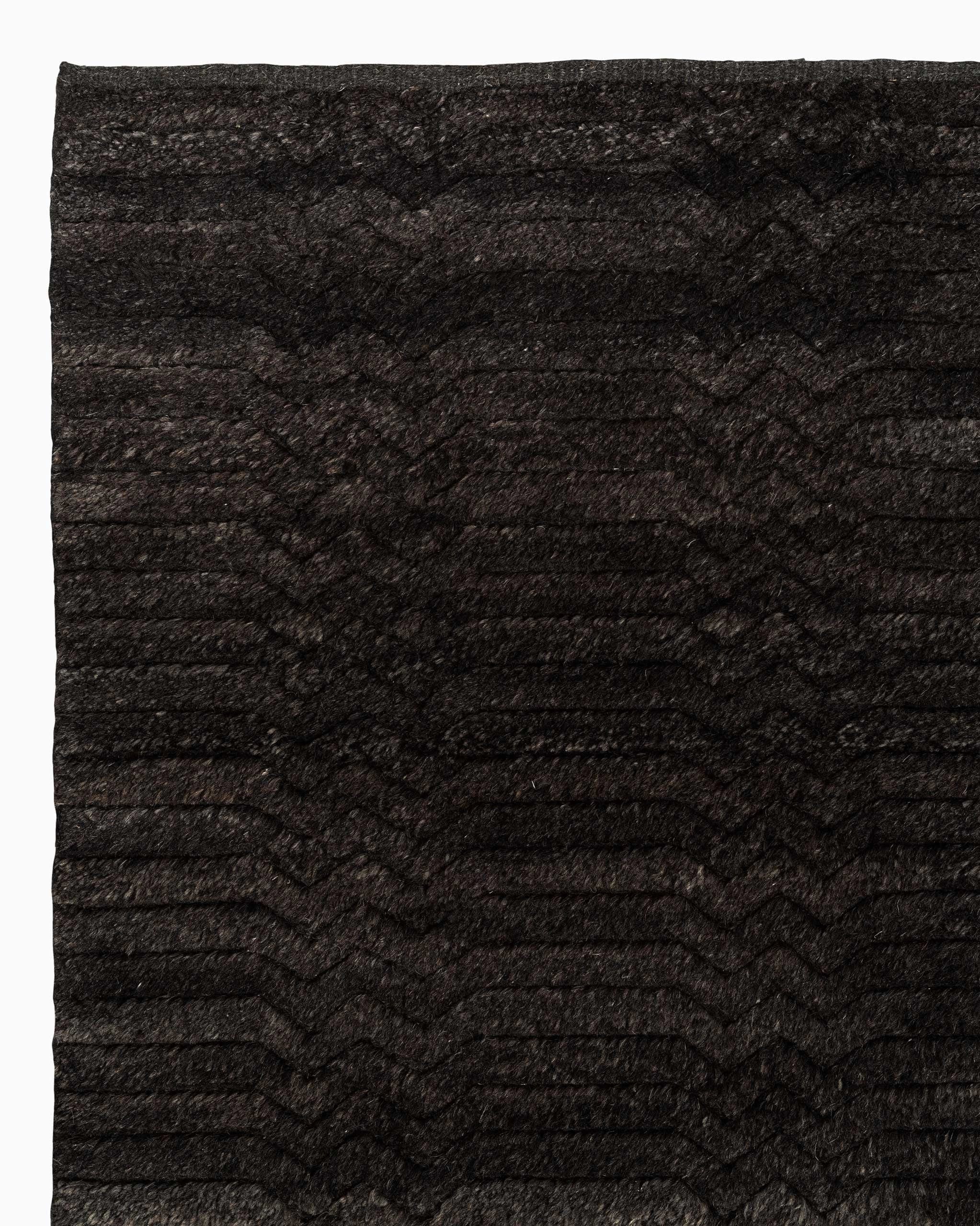 8'2" x 11'6" / Carbon