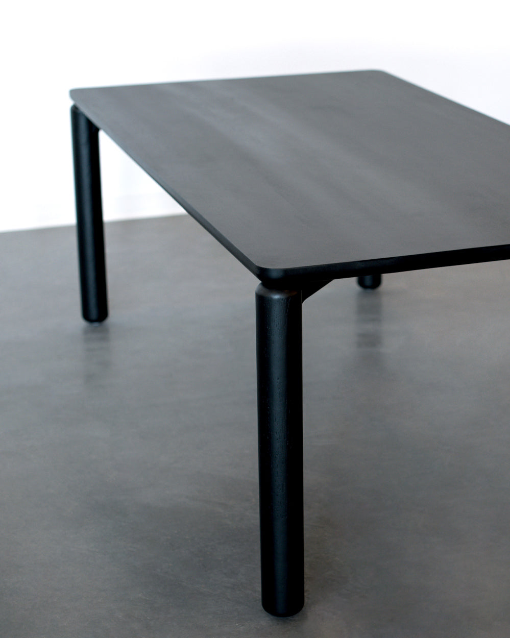 Ebony / 78" x 42" | Seats 6