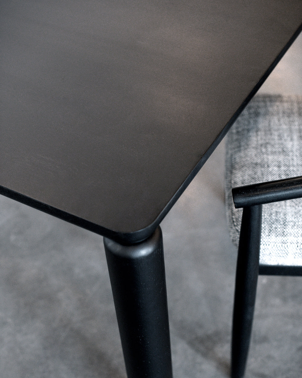 Ebony / 78" x 42" | Seats 6