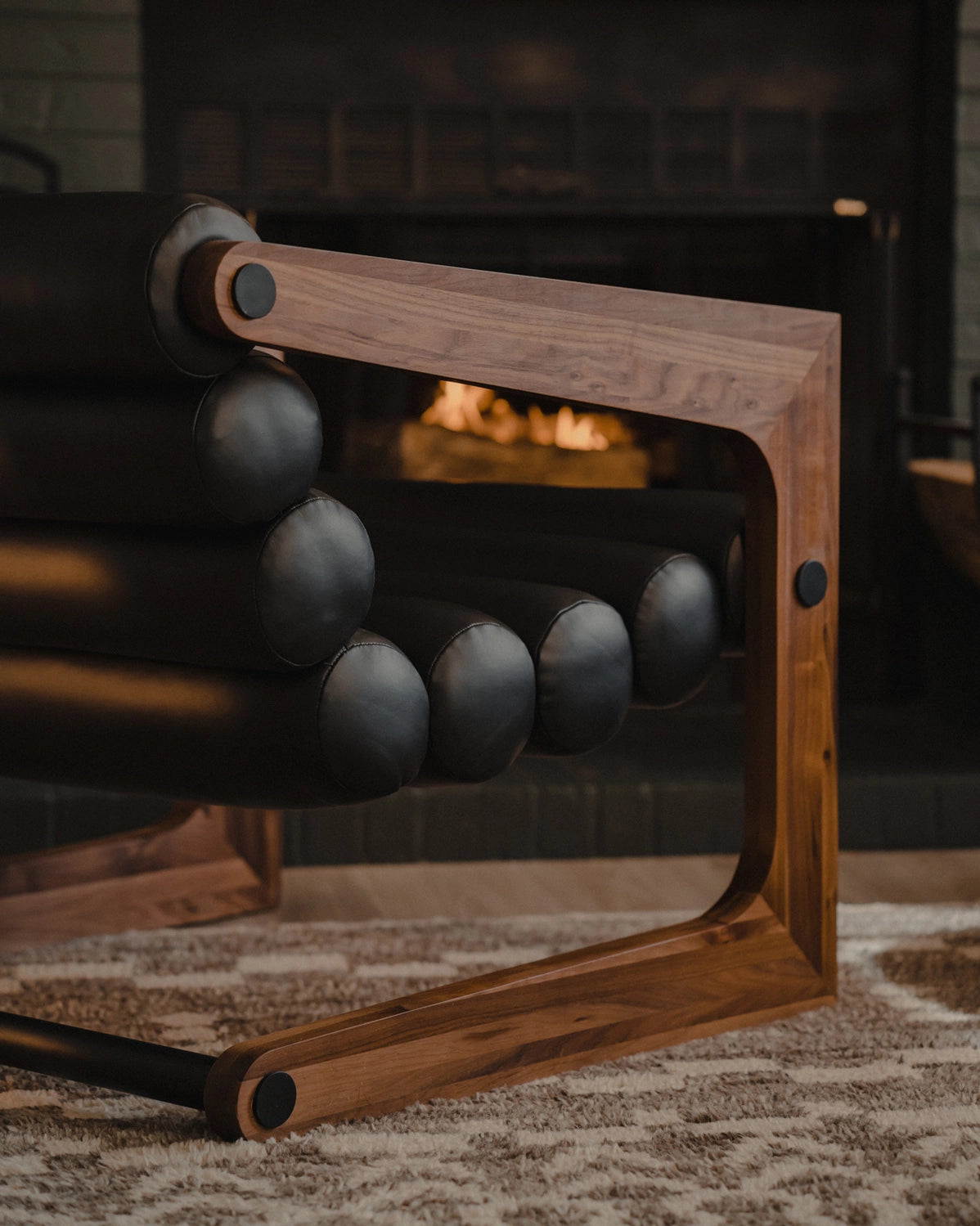 Walnut Frame / Black Leather