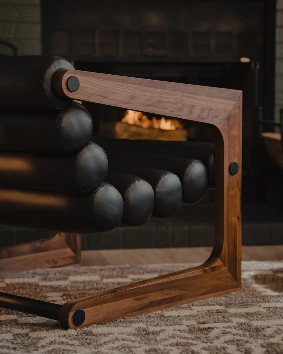 Walnut Frame / Black Leather