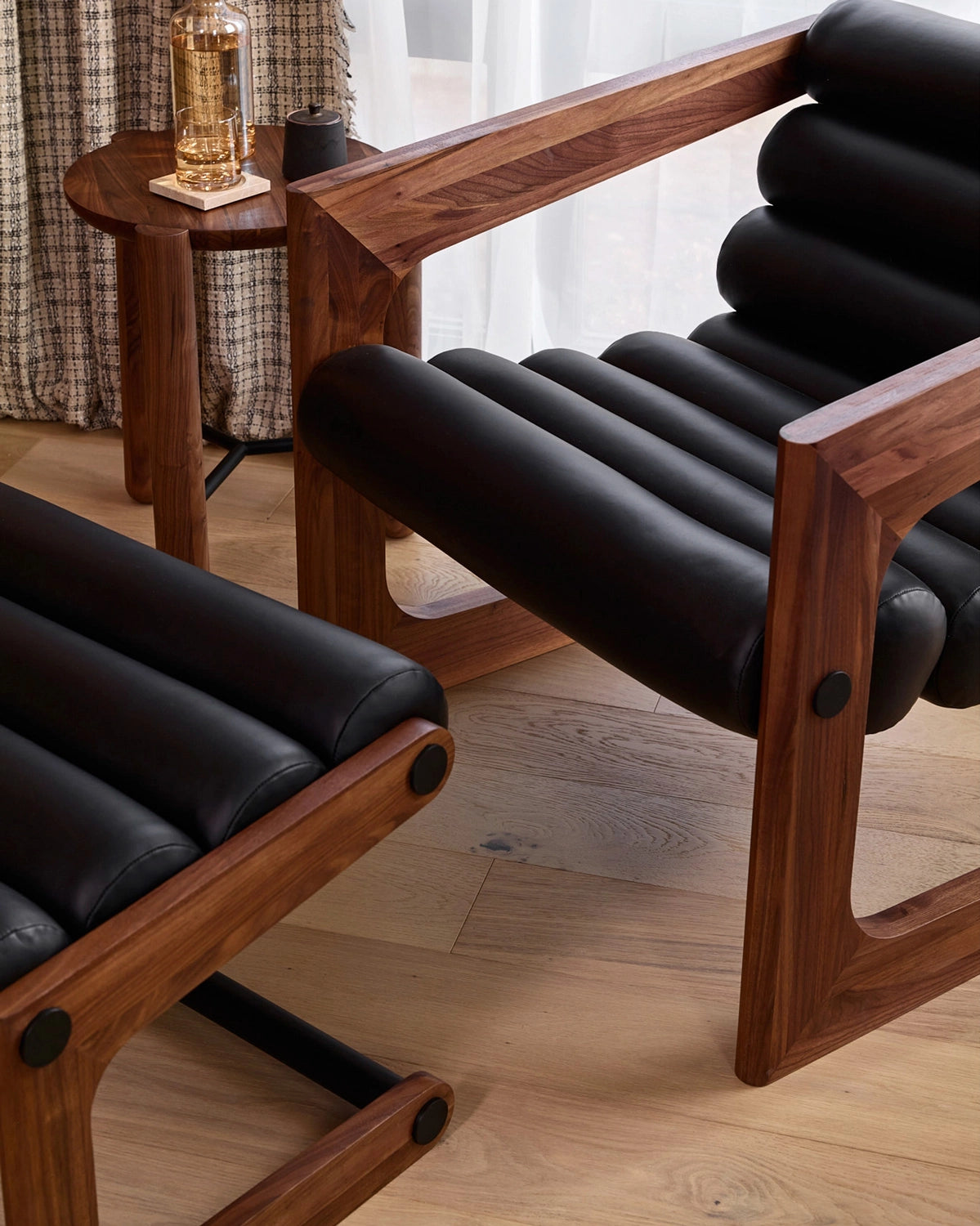 Walnut Frame / Black Leather