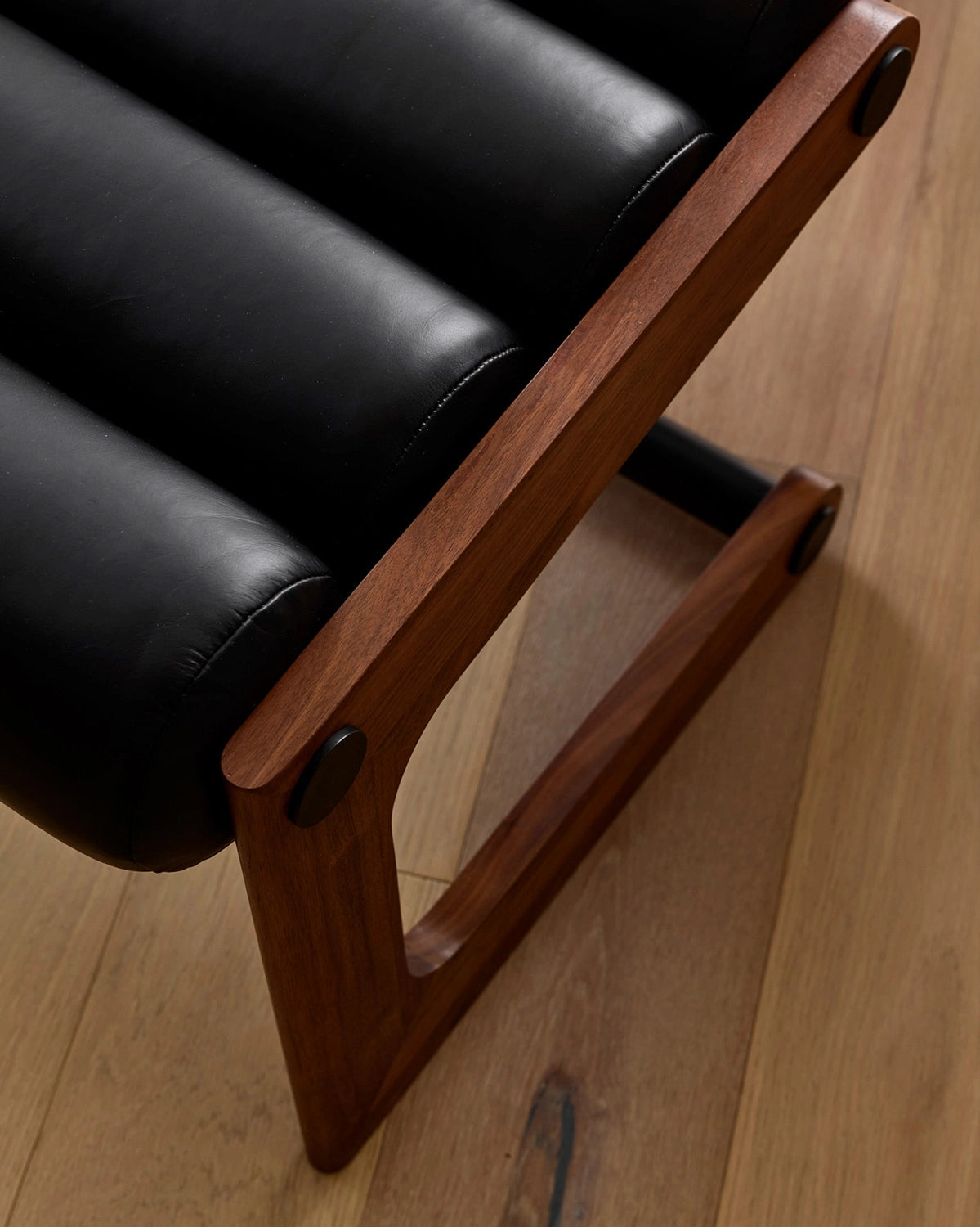 Walnut Frame / Black Leather