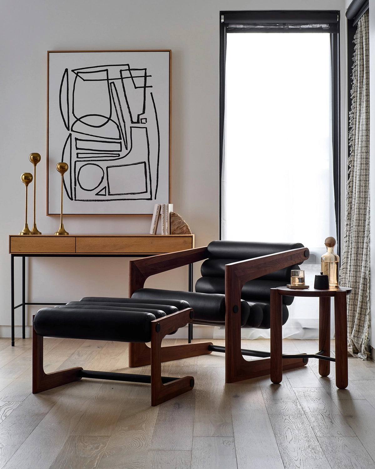 Walnut Frame / Black Leather