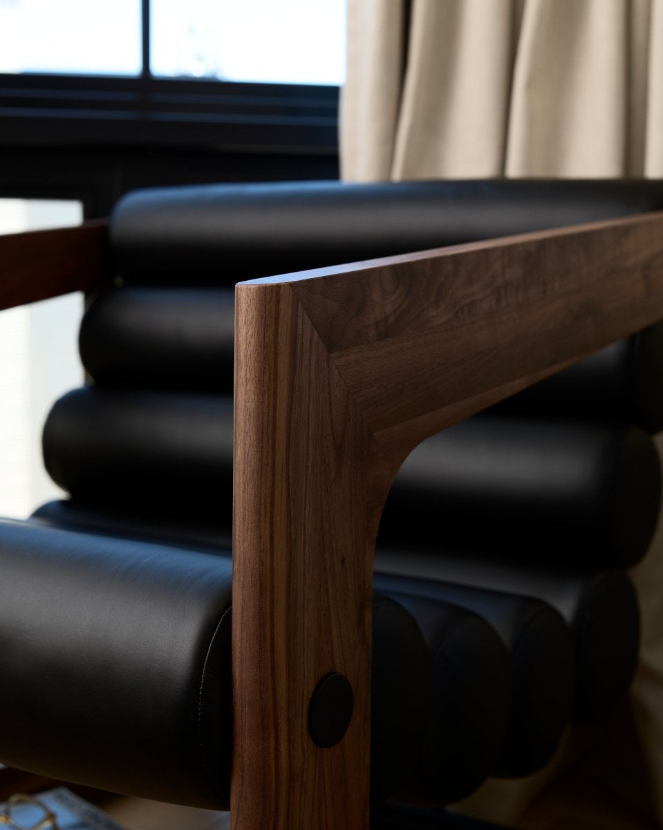 Walnut Frame / Black Leather