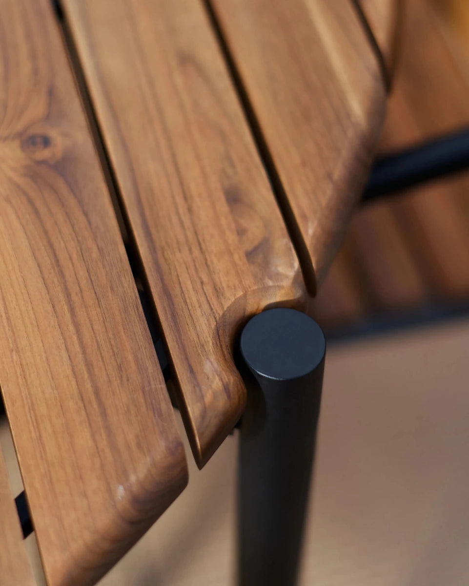 Teak / 48" round | Seats 4