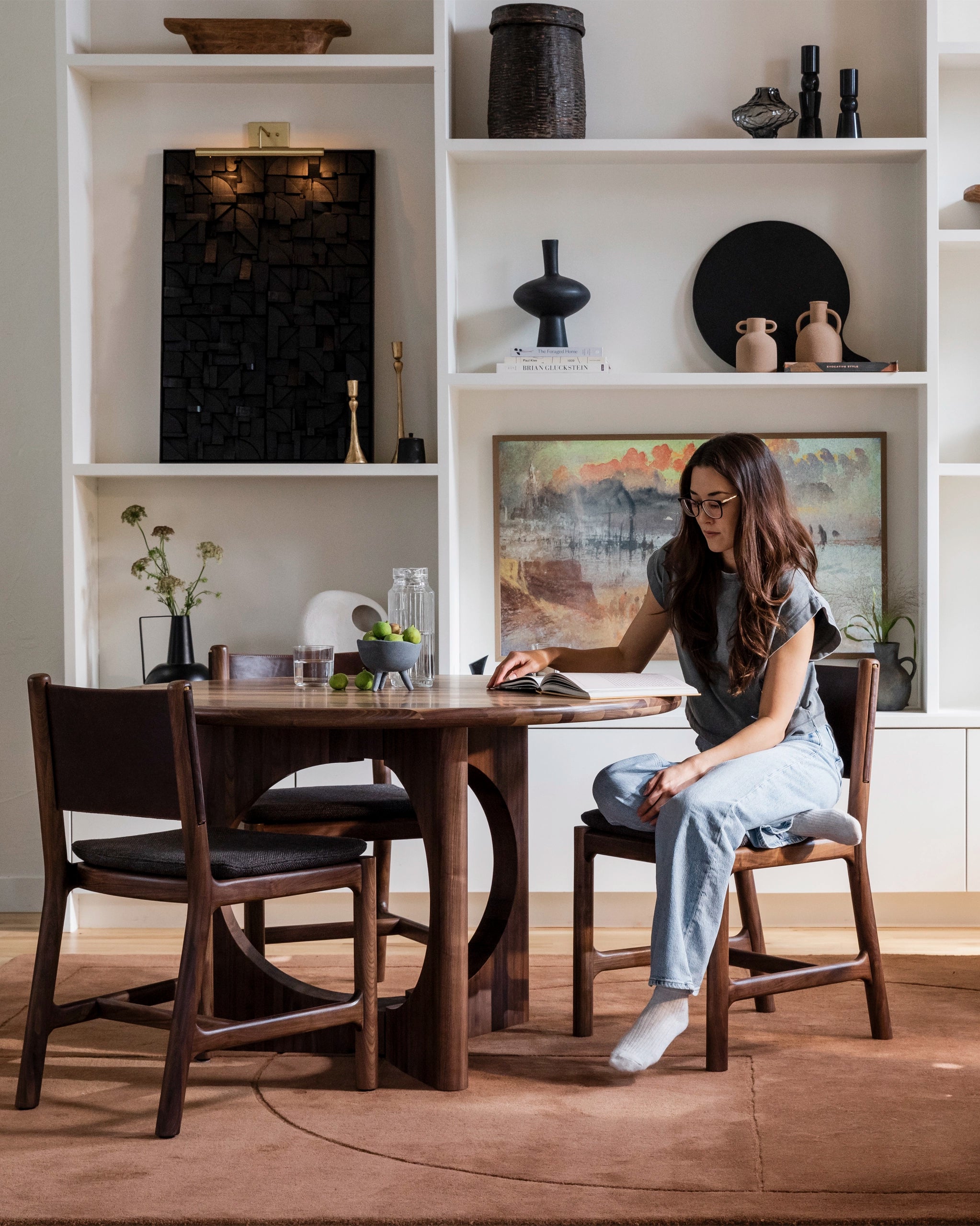 Walnut / 48" round | Seats 3