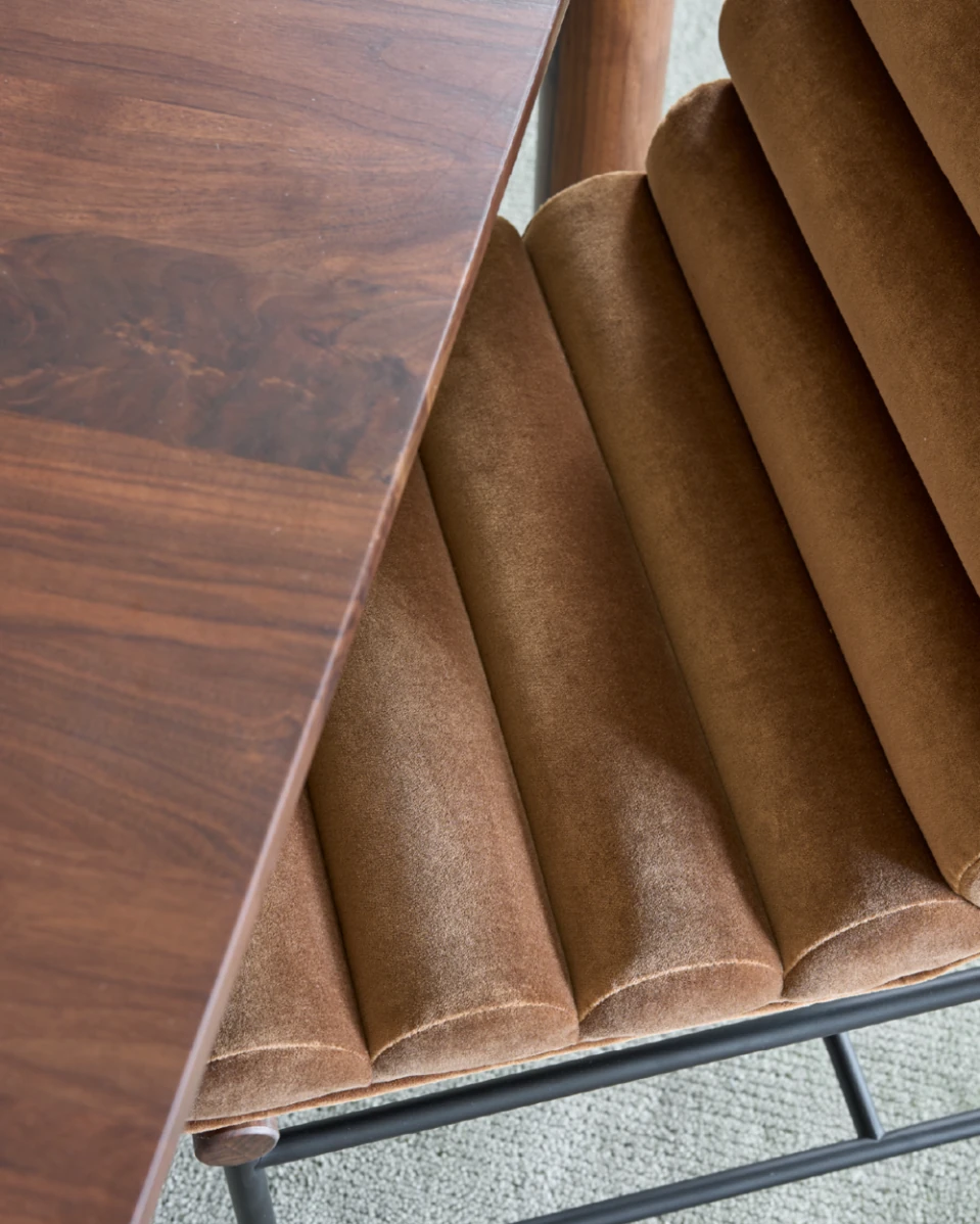 Cognac Velvet / Walnut