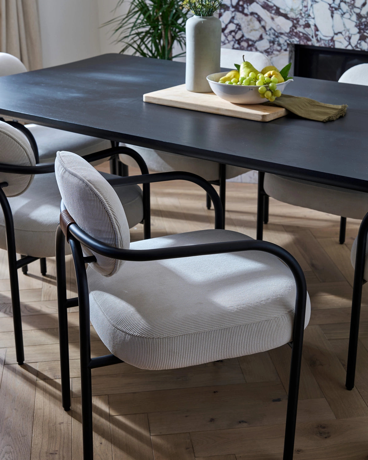 Ebony / 78" x 42" | Seats 6