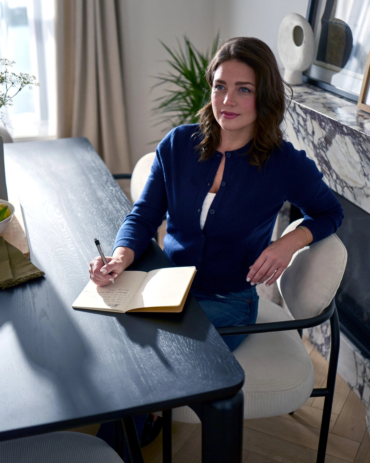 Ebony / 78" x 42" | Seats 6