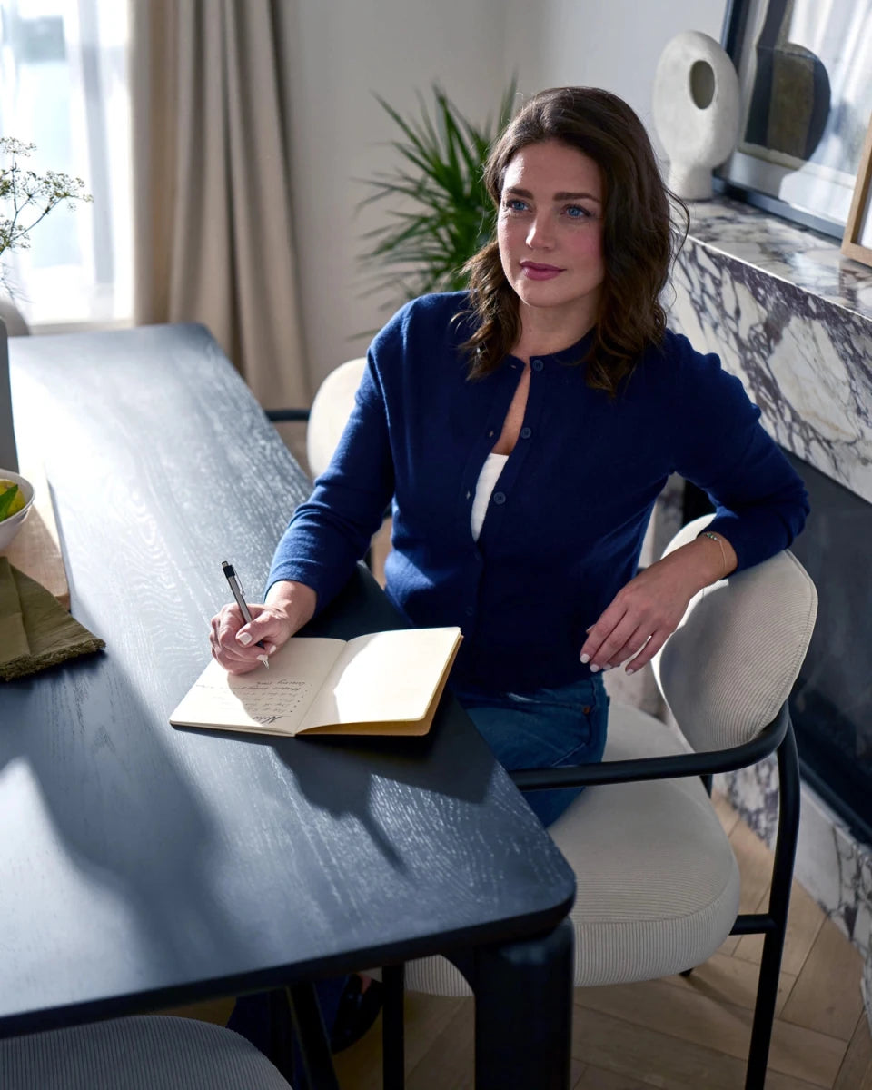 Ebony / 78" x 42" | Seats 6