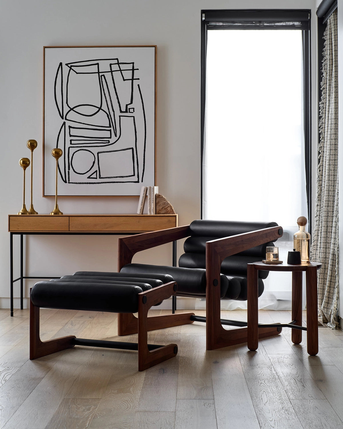 Walnut Frame / Black Leather