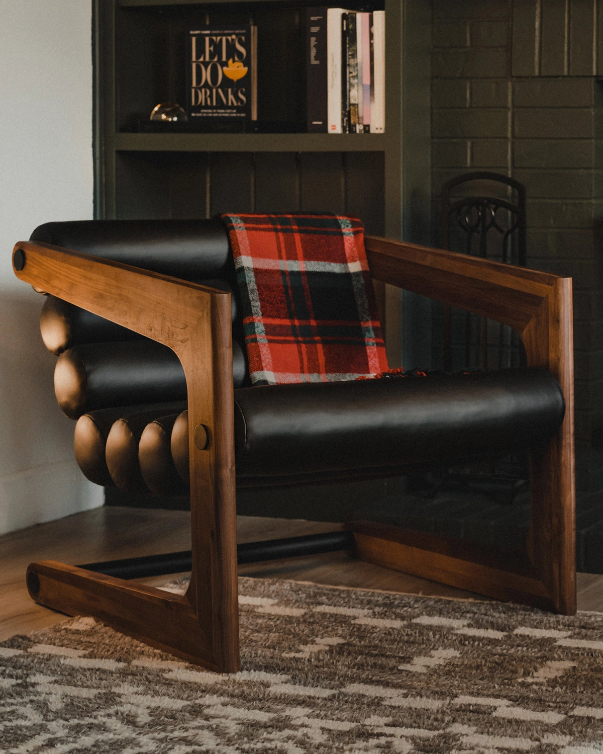 Walnut Frame / Black Leather