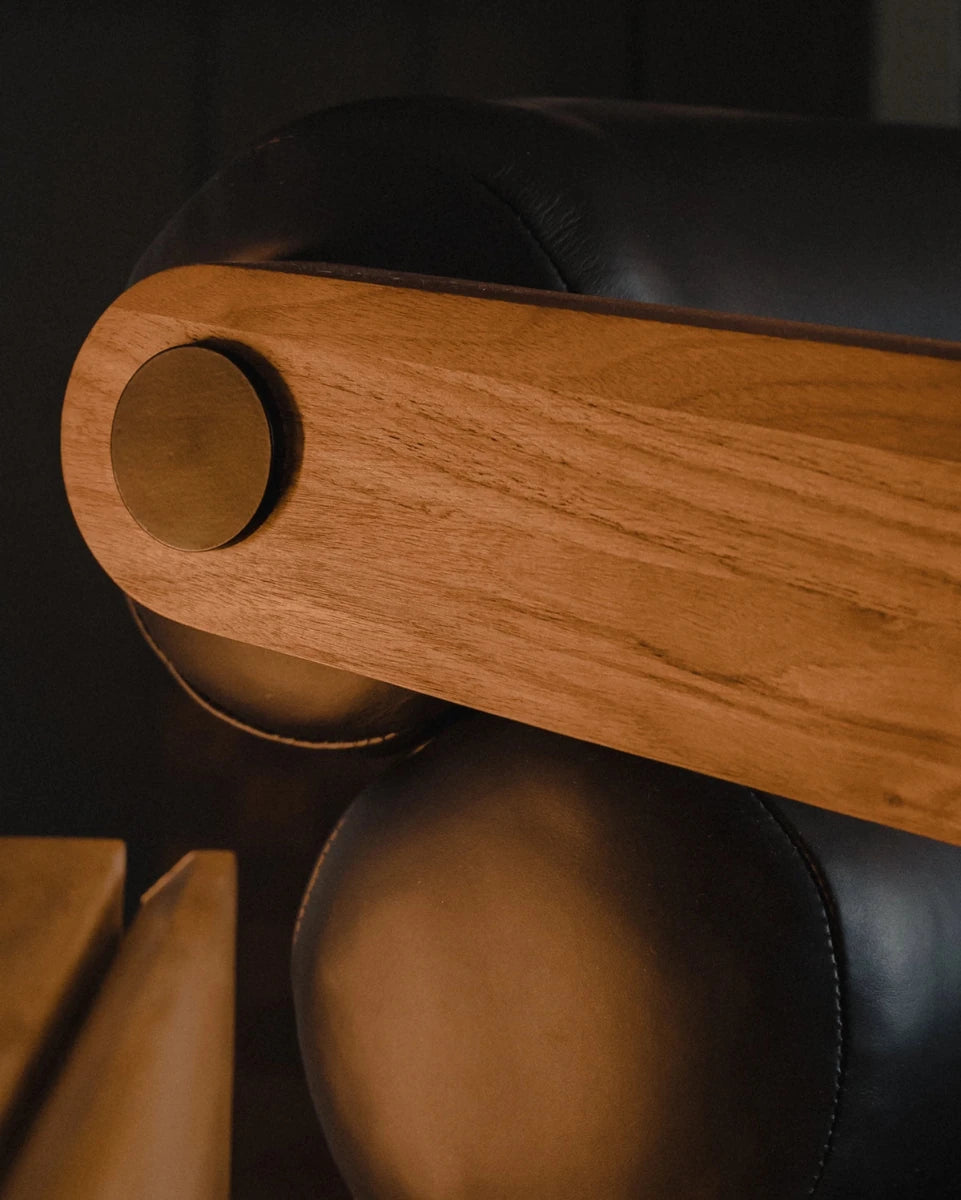 Walnut Frame / Black Leather