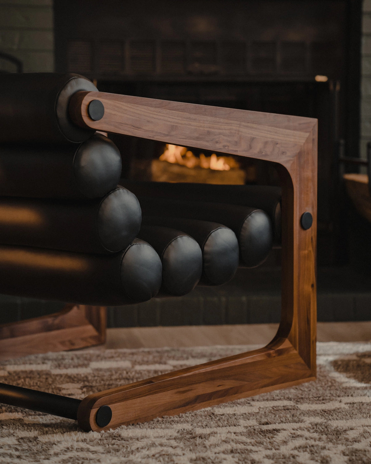 Walnut Frame / Black Leather