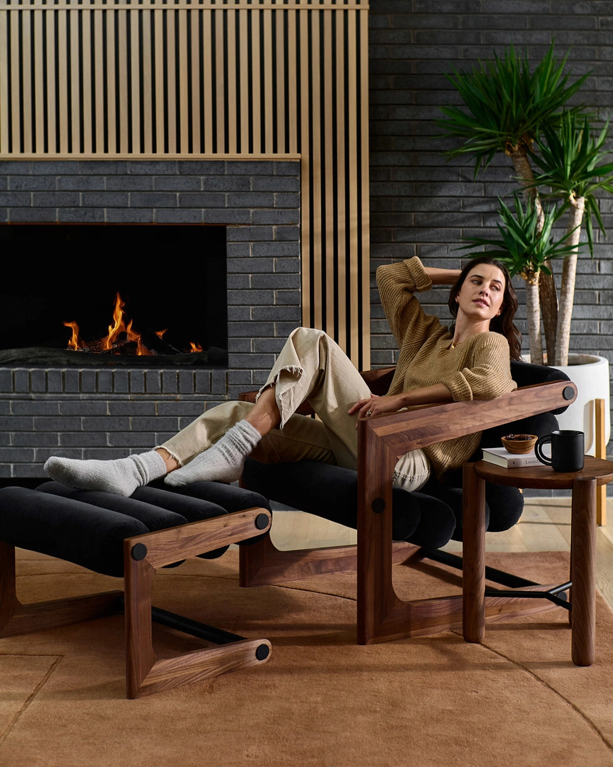 Walnut Frame / Ebony Velvet