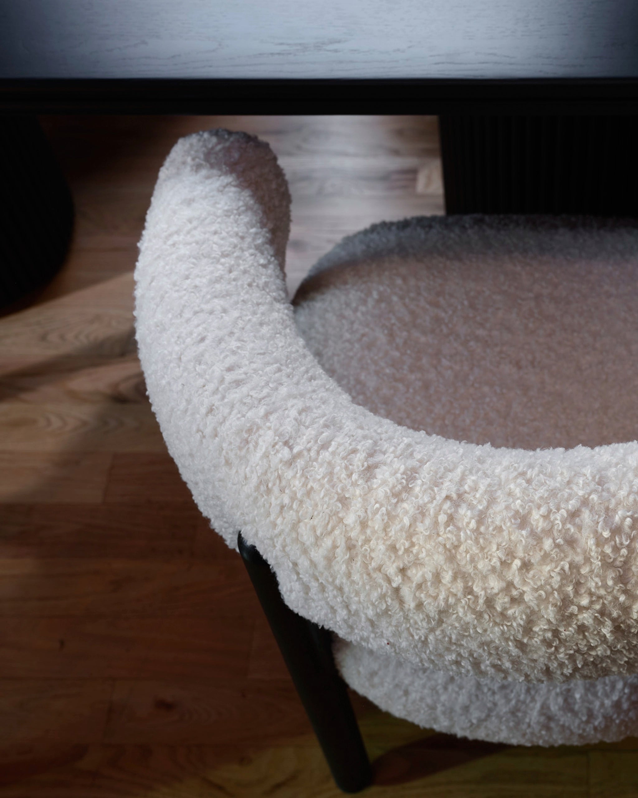 Ebony Frame / Cream Curly