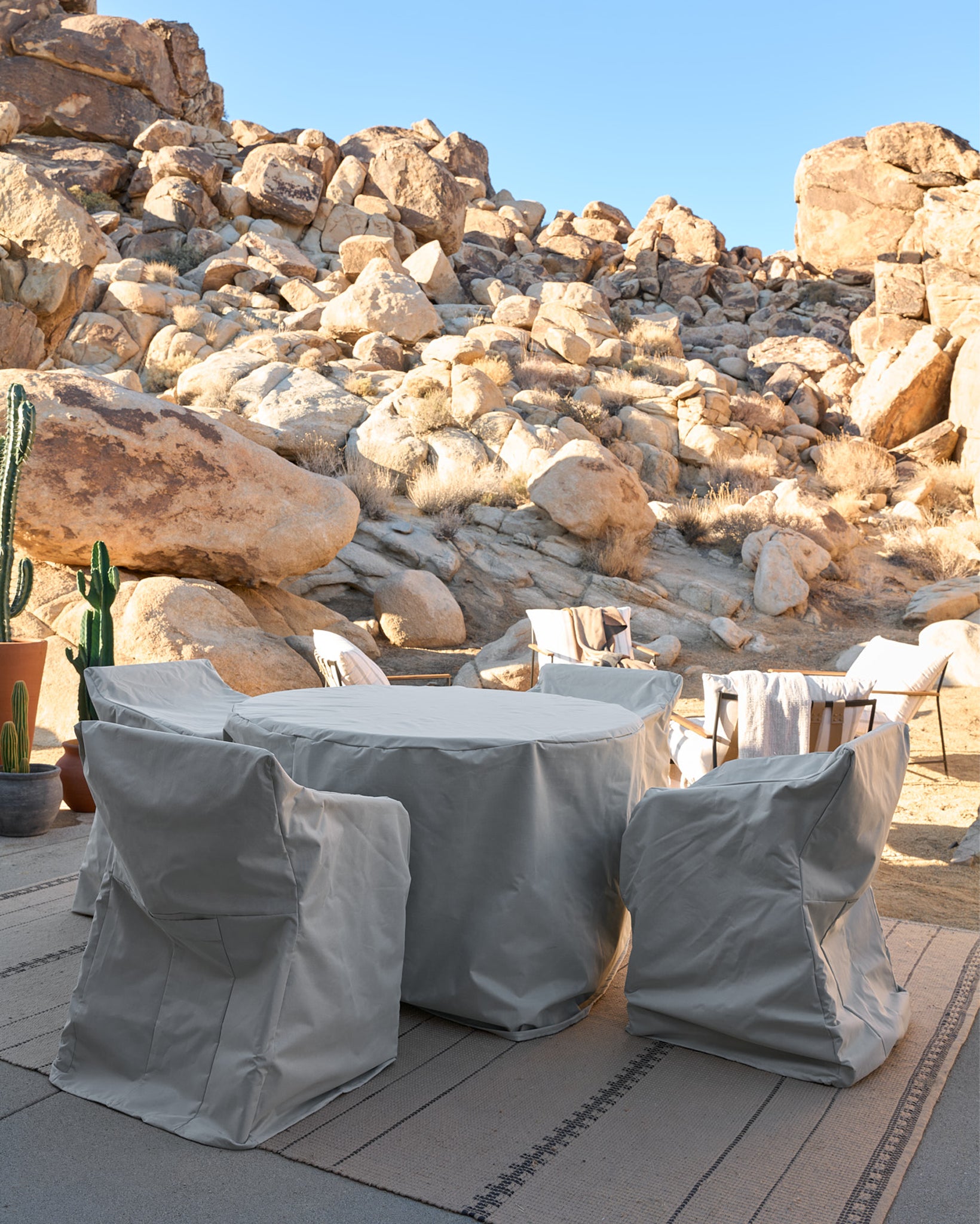 Teak / 48&quot; round | Seats 4