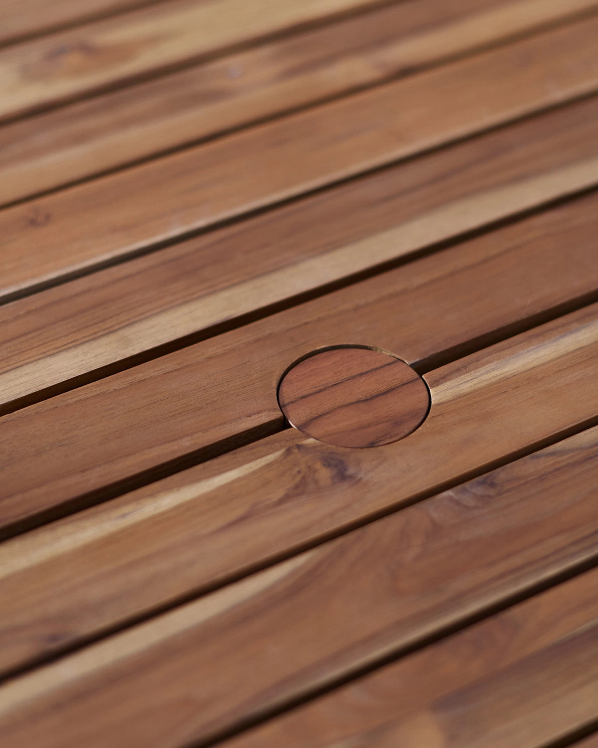 Teak / 48" round | Seats 4