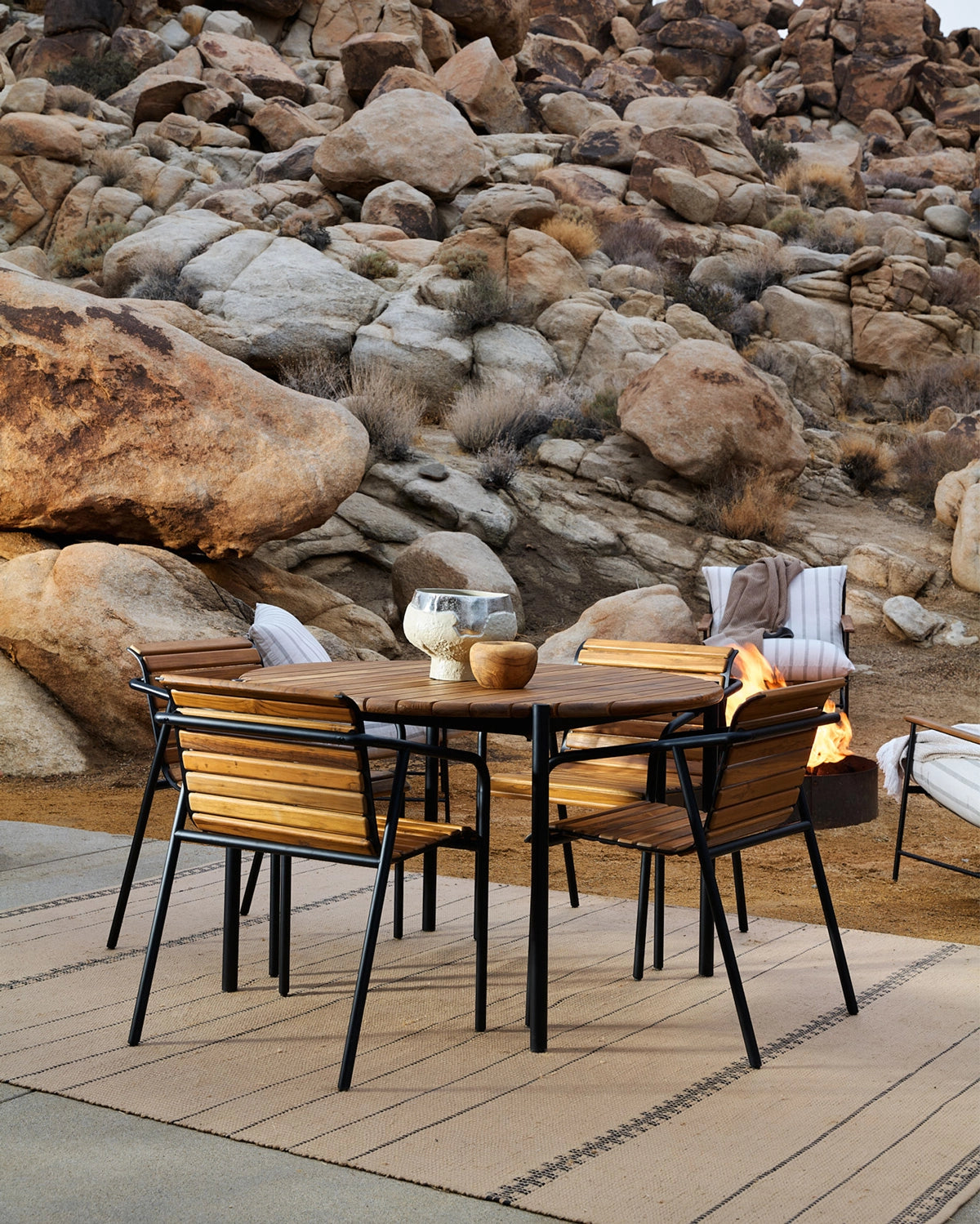 Teak / 48" round | Seats 4