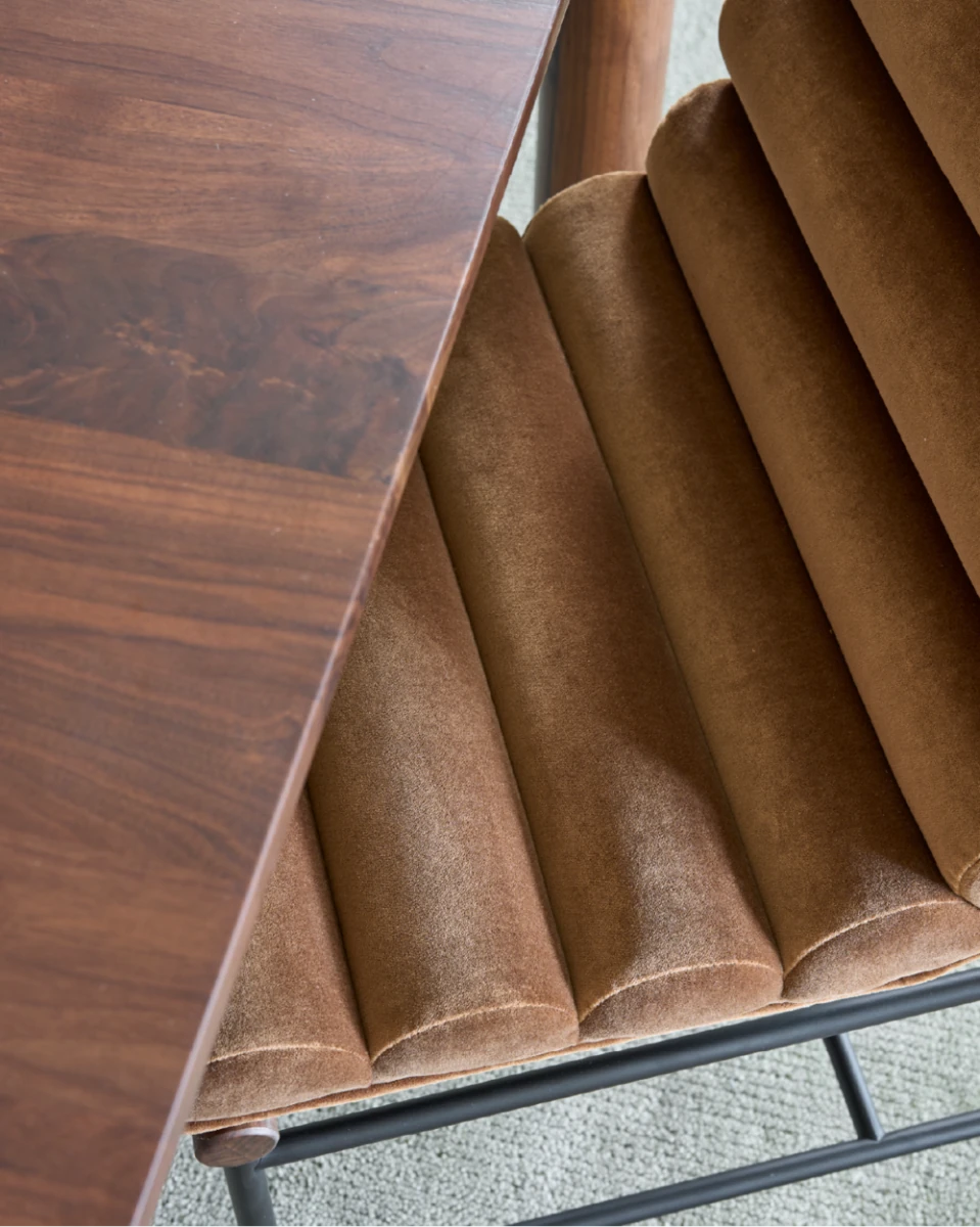 Cognac Velvet / Walnut
