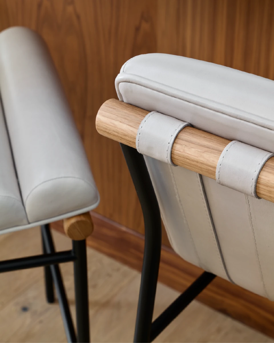 Pearl Leather / Pearl Leather Straps / White Oak / Counter (24" Height)