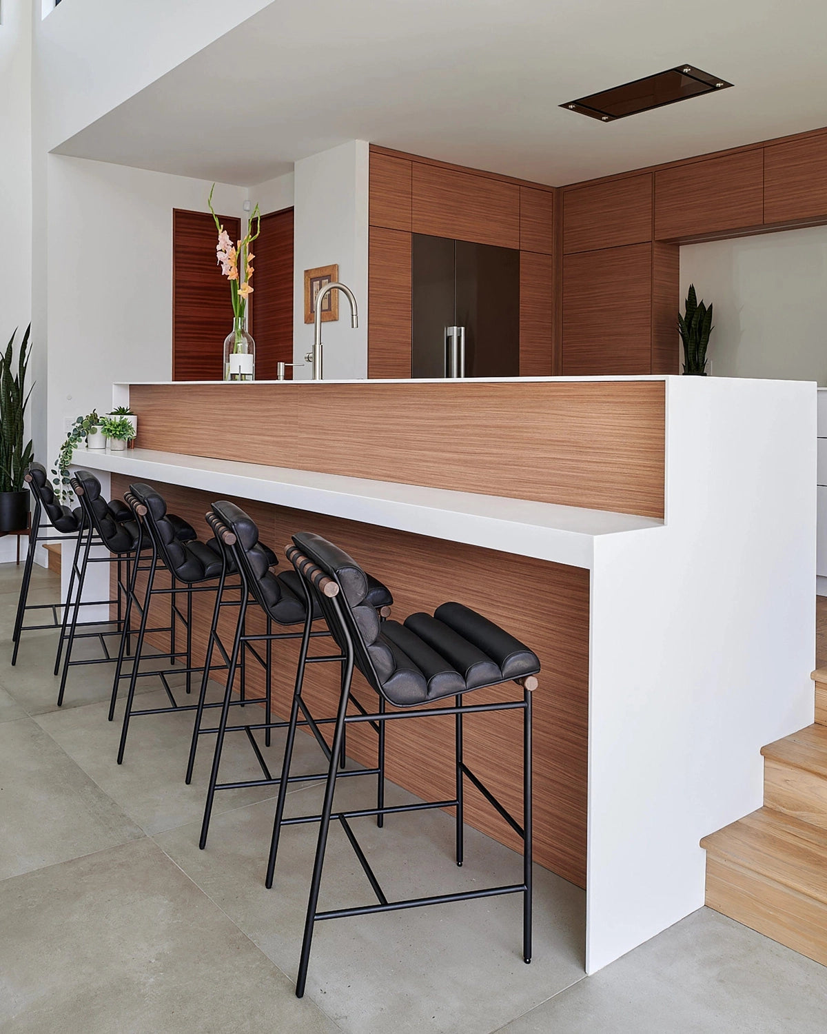 Black Leather / Walnut / Bar (30&quot; Height)