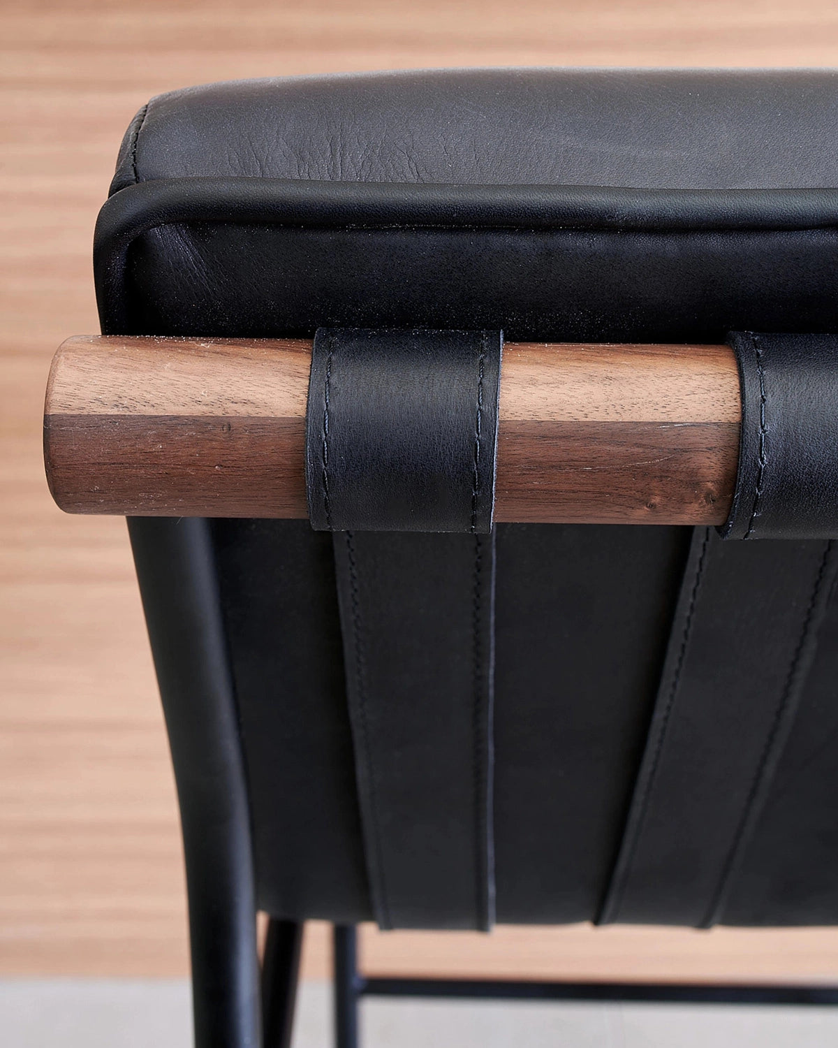 Black Leather / Walnut / Bar (30&quot; Height)