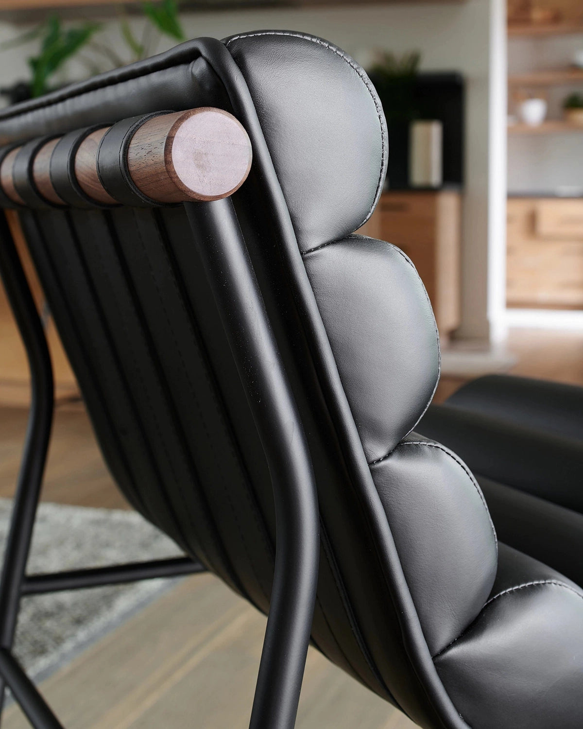 Black Leather / Walnut / Bar (30&quot; Height)