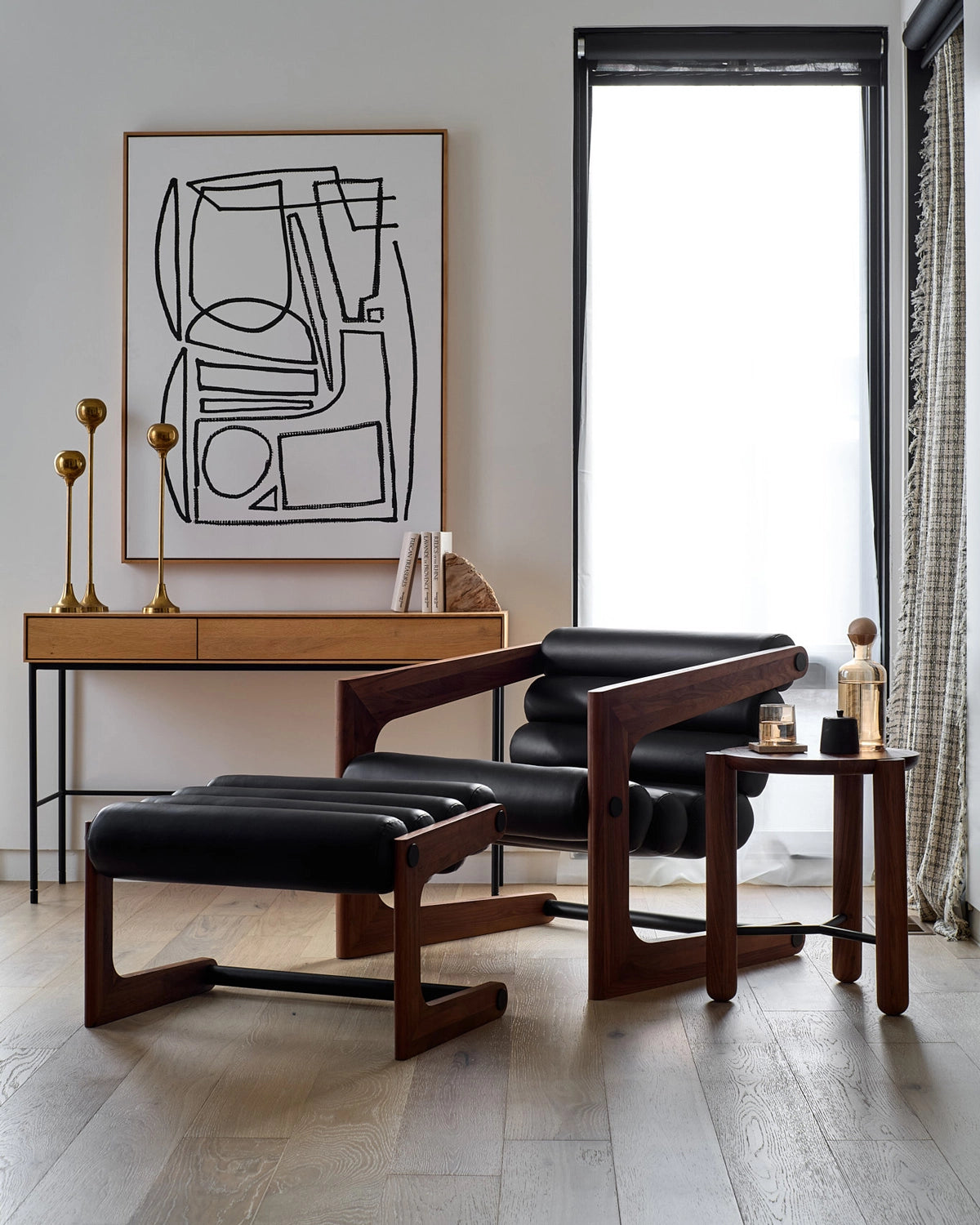 Walnut Frame / Black Leather