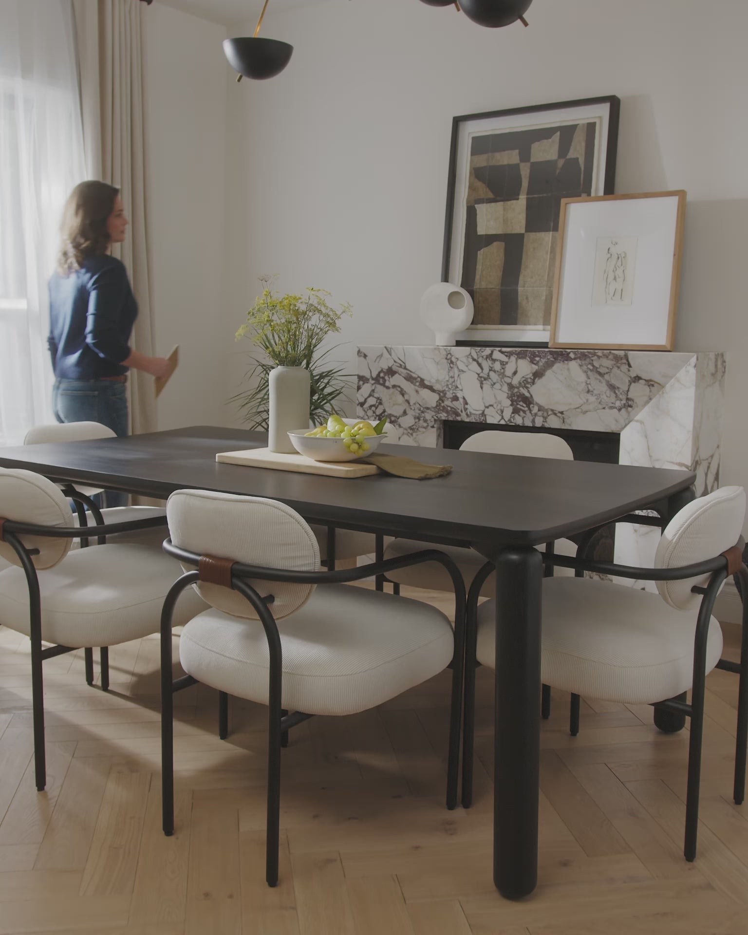 Ebony / 78" x 42" | Seats 6