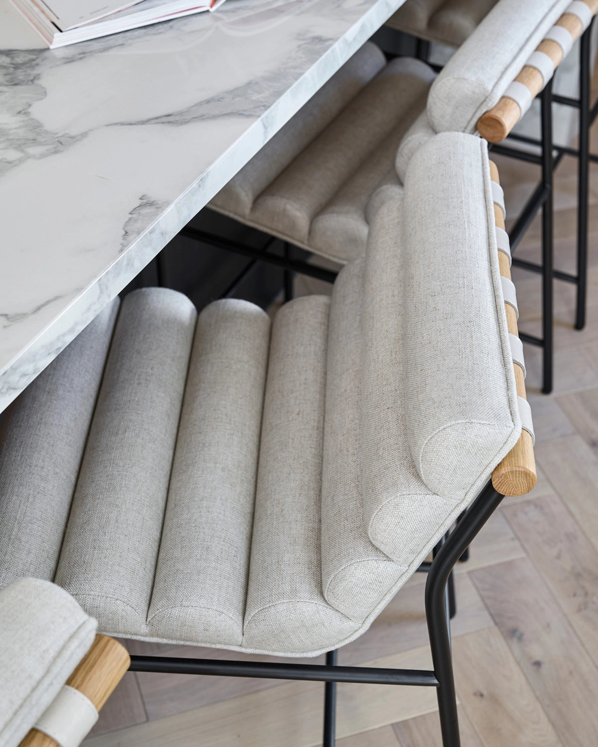 Pearl Linen / White Oak / Counter (24&quot; Height)