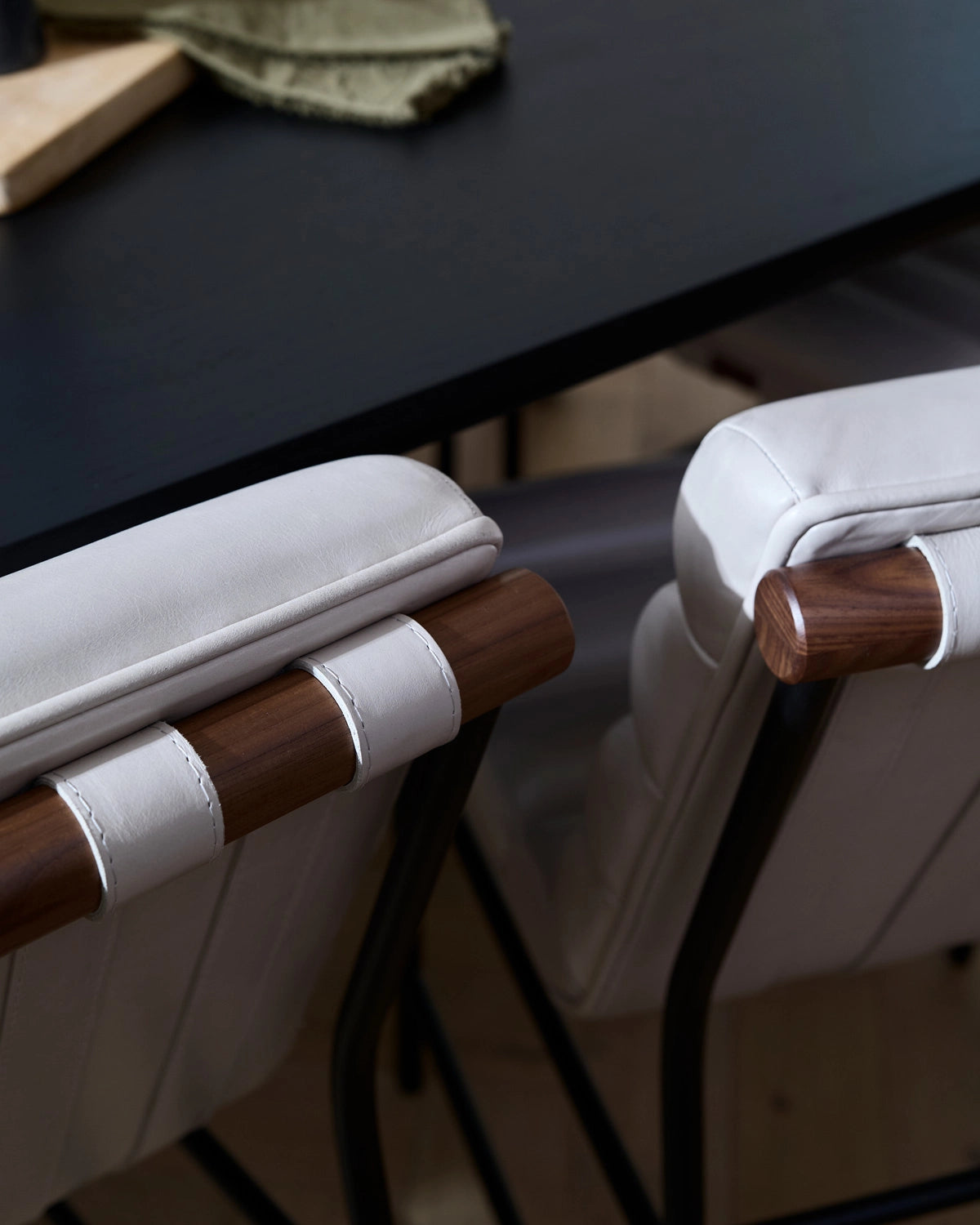 Pearl Leather / Walnut